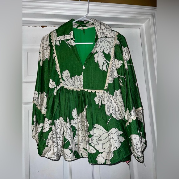 Entro Sweet and Scalloped Floral Blouse - Picture 4 of 4
